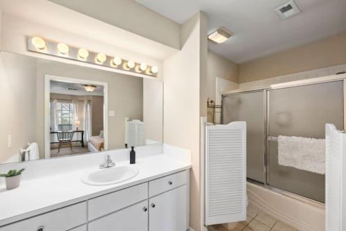 Montrose Two Homes 4 BR 3400sf Sleeps 20 Downtown Multiple Families in Houston, USA