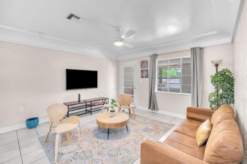 Bluewave Bungalow - #2 Charming & Relaxing 2 1 in Dania Beach, USA