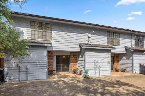Montrose Two Homes 4 BR 3400sf Sleeps 20 Downtown Multiple Families in Houston, USA