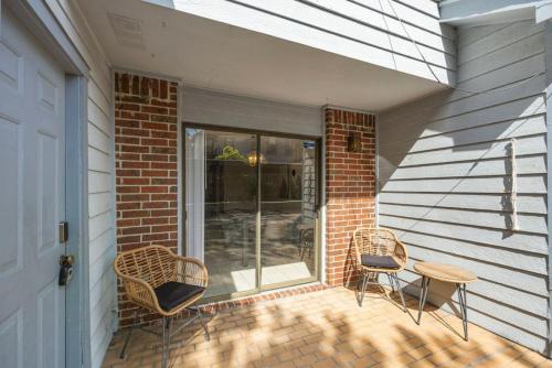 Montrose Two Homes 4 BR 3400sf Sleeps 20 Downtown Multiple Families in Houston, USA