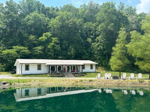 New Waterfront Cabin, 62 Acre, King Beds, Fire pit, Hiking in Columbia, USA