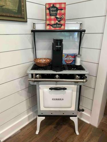 New Waterfront Cabin, 62 Acre, King Beds, Fire pit, Hiking in Columbia, USA