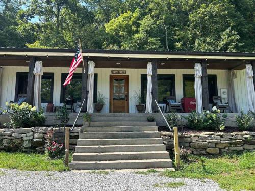 New Waterfront Cabin, 62 Acre, King Beds, Fire pit, Hiking in Columbia, USA