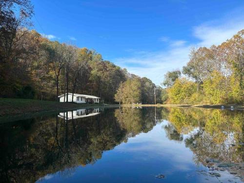 New Waterfront Cabin, 62 Acre, King Beds, Fire pit, Hiking in Columbia, USA
