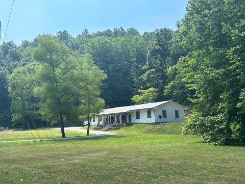 New Waterfront Cabin, 62 Acre, King Beds, Fire pit, Hiking