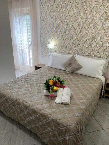 1 king bed, 1 twin bed