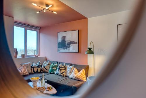 2 Bed Stunning City Apartment, Spacious, Sleeps 6, with onsite Parking- Near Gunwharf Quays & Beach - By Blue Puffin Stays photo 3