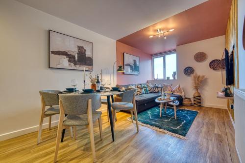 2 Bed Stunning City Apartment, Spacious, Sleeps 6, with onsite Parking- Near Gunwharf Quays & Beach - By Blue Puffin Stays photo 1