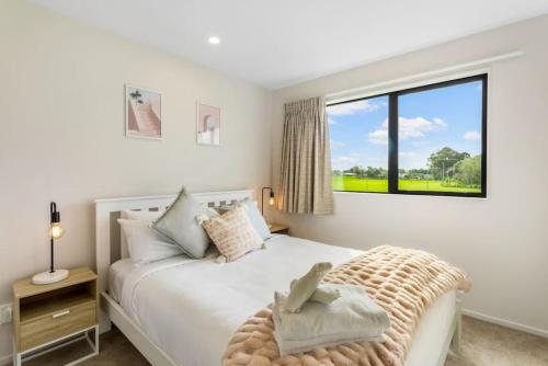 Urban Glow Townhouse with parking, Auckland