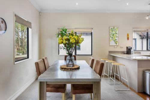 Upper Floor 2BR Unit near Eastern Auckland Beaches, Auckland