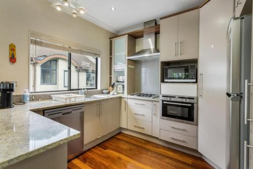 مطبخ, Upper Floor 2BR Unit near Eastern Auckland Beaches in ريمورا