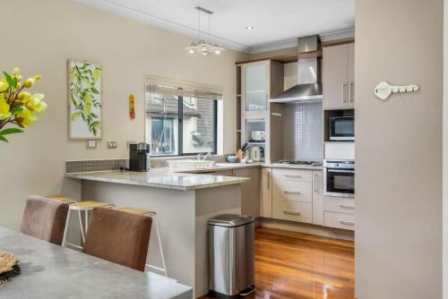 مطبخ, Upper Floor 2BR Unit near Eastern Auckland Beaches in ريمورا