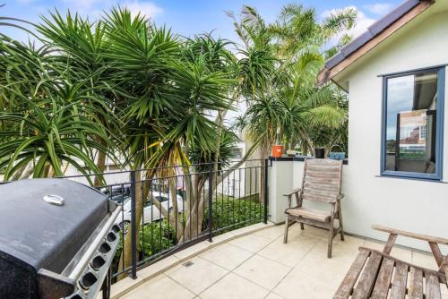 منظر, Upper Floor 2BR Unit near Eastern Auckland Beaches in ريمورا