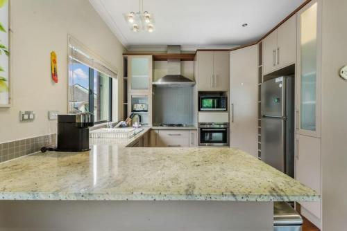 مطبخ, Upper Floor 2BR Unit near Eastern Auckland Beaches in ريمورا