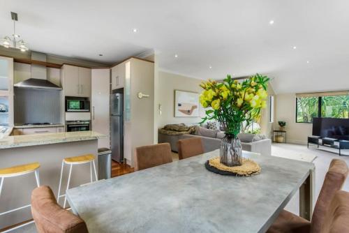 المرافق, Upper Floor 2BR Unit near Eastern Auckland Beaches in ريمورا