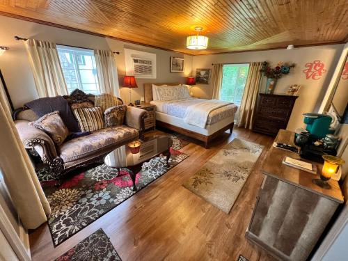 Sherwood Court Cottages - image 11