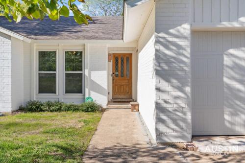 Family Friendly ATX Home for 8 Wifi and Cozy Deck in Austin, USA