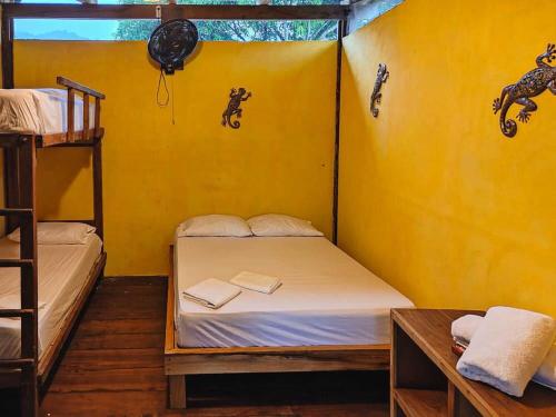 1 double bed, 1 bunk bed