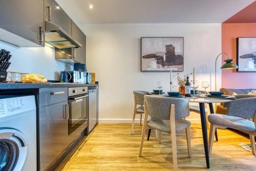 2 Bed Stunning City Apartment, Spacious, Sleeps 6, with onsite Parking- Near Gunwharf Quays & Beach - By Blue Puffin Stays photo 4