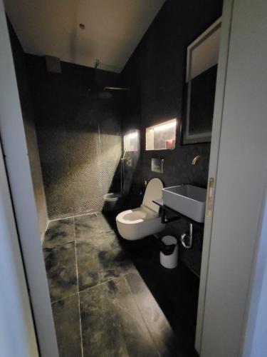 One-Bedroom Apartment image 10