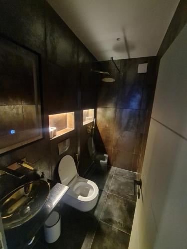 Superior King Room image 9
