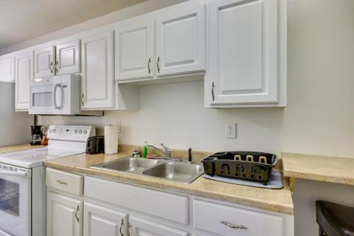 Quaint Orangeburg Townhome Near Hospitals and Campus in Orangeburg, USA