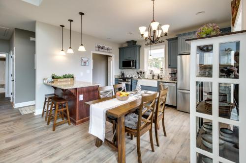 Mtn-View Cottage with Hot Tub 11 Mi to Dtwn Ellijay in Ellijay, USA