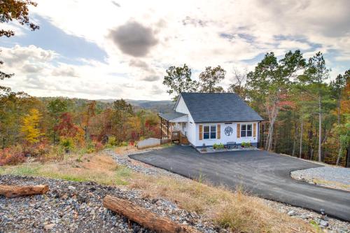 Views, Hot Tub and Trails Modern Ellijay Cottage, Ellijay