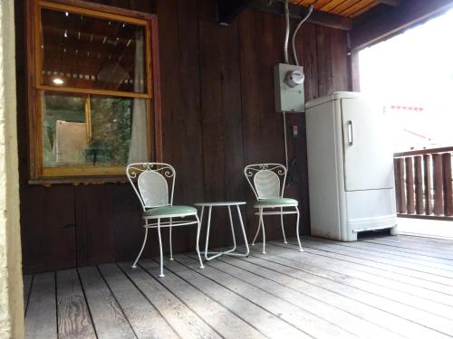 Balcony/terrace, The Knotty Cabin in Kings Canyon National Park in Grant Grove (CA)