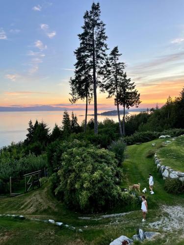 Barooga: Stunning View Home in Halfmoon Bay, Canada in Halfmoon Bay, Canada