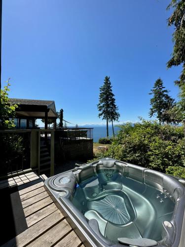 Barooga: Stunning View Home in Halfmoon Bay, Canada