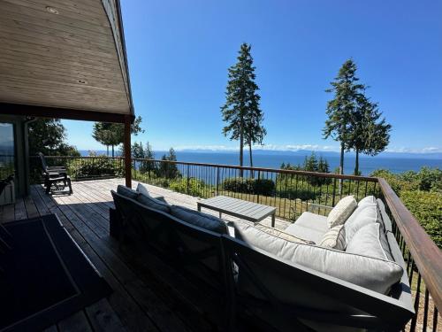Barooga: Stunning View Home in Halfmoon Bay, Canada