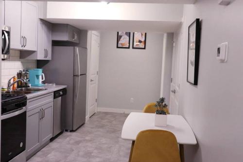 Deluxe 2 bedroom suite with*Netflix/Cable/Prime