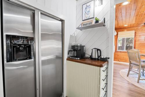 Sugarwood -Cozy and relaxing cabin that sits on a tranquil lot! Ping pong and Air Hockey Table! in Sugarloaf, USA