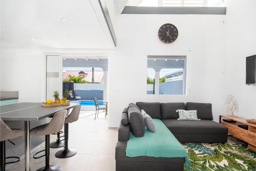 ห้องส่วนกลางสำหรับนั่งเล่น/ดูทีวี, Villa Sunnydays Piscine, Vue Mer & Évasion Tropicale Guadeloupe (Villa Sunnydays Piscine, Vue Mer & Evasion Tropicale Guadeloupe) in บัว โฌลอง