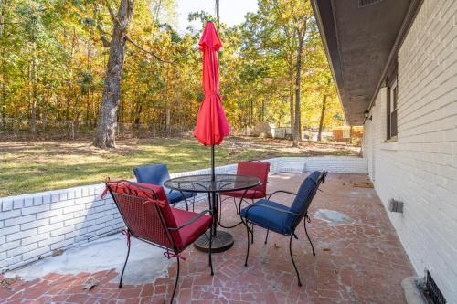 Rustic 3BR Home in a Natural Cartersville Getaway in Cartersville, USA