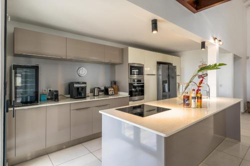 Kitchen, La Villa KAZ DEL MAR in Gosier