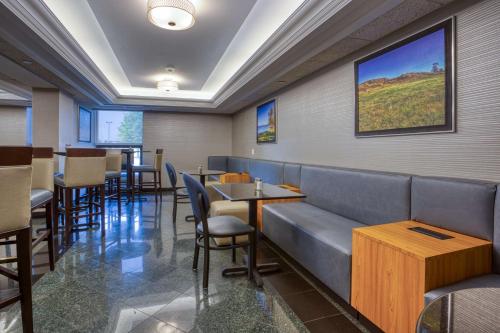 Drury Inn & Suites St. Louis - Fairview Heights in Fairview Heights, USA
