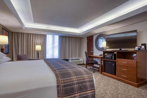 1 king bed, 1 sofa bed