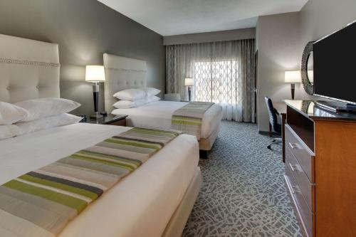 2 queen beds