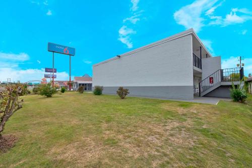 Masters Inn - image 9