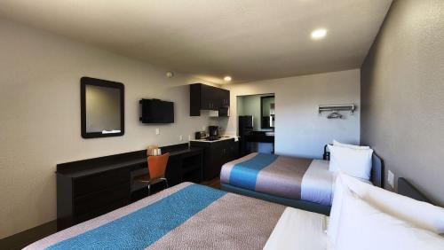 Deluxe Queen Room with Two Queen Beds - Non-Smoking