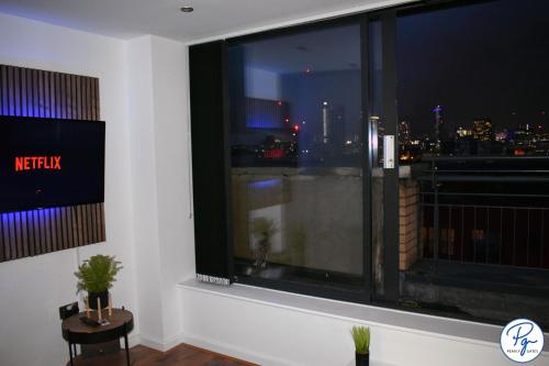 Penthouse - Amazing City Skyline Views - Balcony - FREE extra 2 hours - FREE Parking - Utilita Arena - Bullring Shopping - New St Station- Super King Size Bed, Birmingham (foto 3)