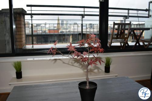 Penthouse - Amazing City Skyline Views - Balcony - FREE extra 2 hours - FREE Parking - Utilita Arena - Bullring Shopping - New St Station- Super King Size Bed, Birmingham (foto 7)