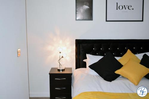Penthouse - Amazing City Skyline Views - Balcony - FREE extra 2 hours - FREE Parking - Utilita Arena - Bullring Shopping - New St Station- Super King Size Bed, Birmingham (foto 8)