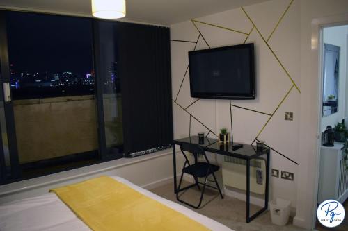 Penthouse - Amazing City Skyline Views - Balcony - FREE extra 2 hours - FREE Parking - Utilita Arena - Bullring Shopping - New St Station- Super King Size Bed, Birmingham (foto 6)