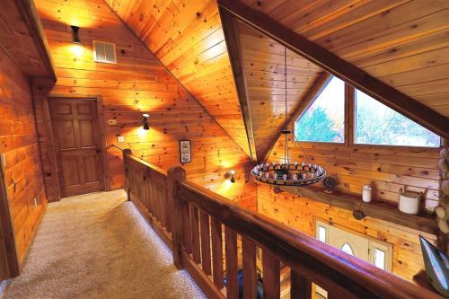 Luxury Cabin with Heated Pool, Hot-Tub & Deluxe Outdoors