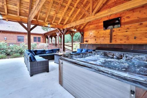 Luxury Cabin with Heated Pool, Hot-Tub & Deluxe Outdoors