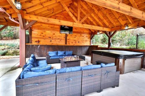 Luxury Cabin with Heated Pool, Hot-Tub & Deluxe Outdoors