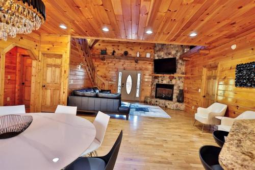 Luxury Cabin with Heated Pool, Hot-Tub & Deluxe Outdoors